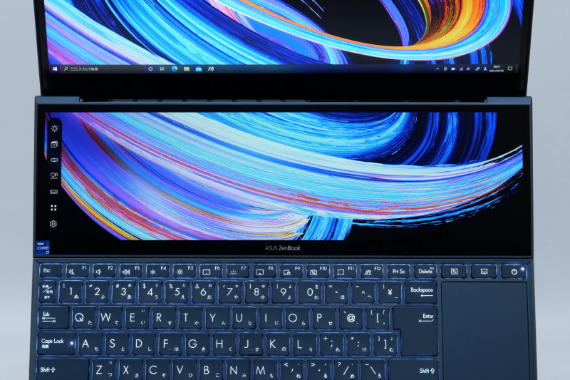 キーボード奥に搭載する、Screen Pad Plus。表示解像度は1,920×515ドットで、サイズは12.6型。横幅はメインの14型ディスプレイと同じで、タッチも対応