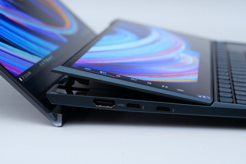 メインディスプレイを開くと、Screen Pad Plusは後方がリフトアップし、約7度の角度がつけられることで、より扱いやすくなった