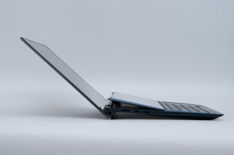 メインディスプレイは147度まで開く