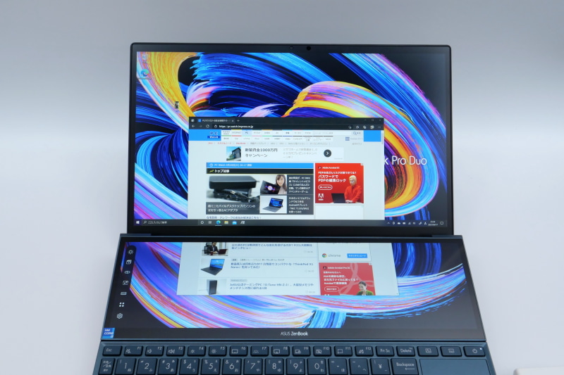 メインとScreen Pad Plusにまたがってアプリを表示している様子
