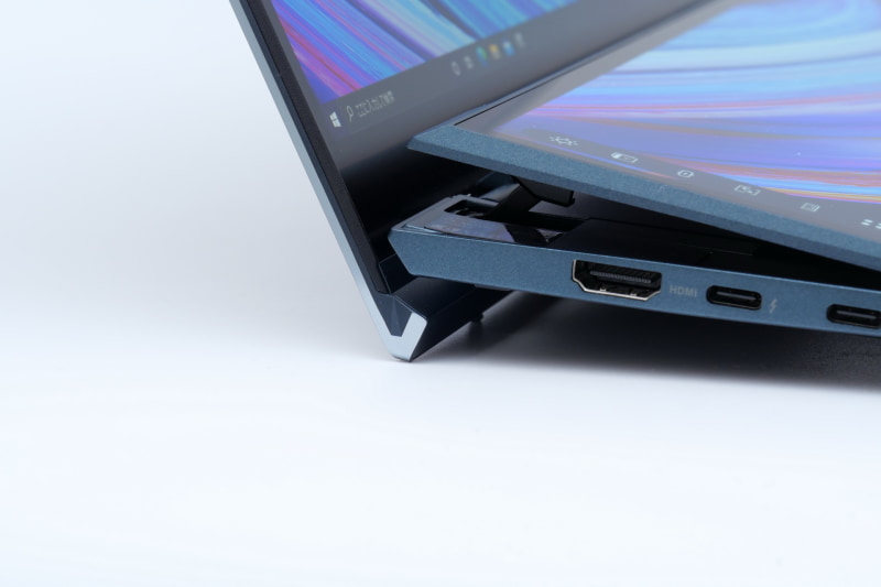 ディスプレイを開くと、ディスプレイ下部が本体後方を持ち上げるリフトアップヒンジ構造となっており、キーボード面には約4.5度の角度がつく