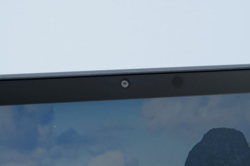 ディスプレイ上部には、Windows Hello対応の顔認証カメラを搭載。92万画素Webカメラとしても利用できる