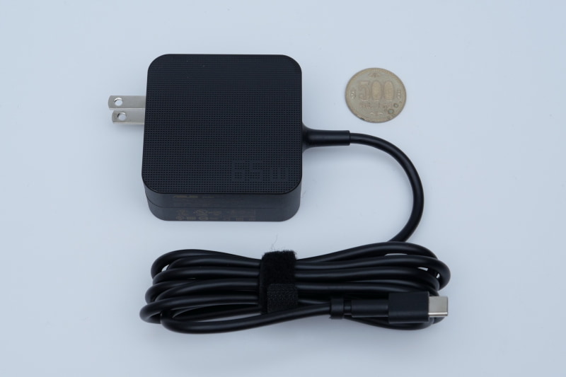 付属のACアダプタは出力65W。サイズはやや大きい