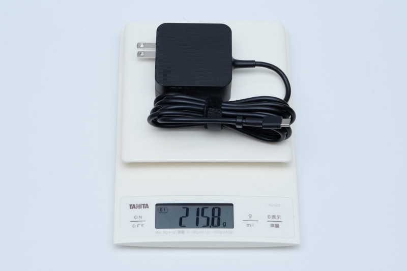 ACアダプタの重量は、実測で215.8gだった