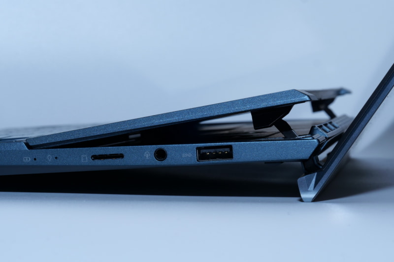 59枚のブレードを備えるファンを2基と10mmの大型ヒートパイプを組み合わせた、高性能な冷却システムを搭載。吸気口はScreen Pad Plusの下にあり、後方から熱を排出している