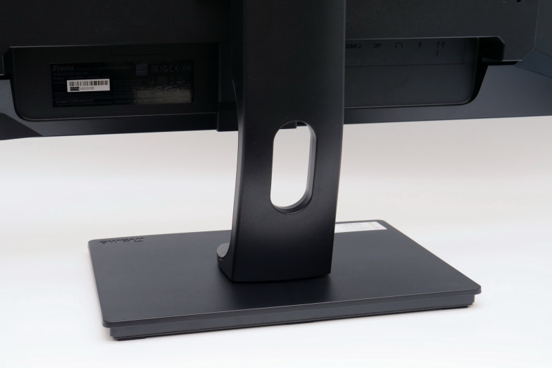 スタンドアームにはケーブルを通す穴が用意されている