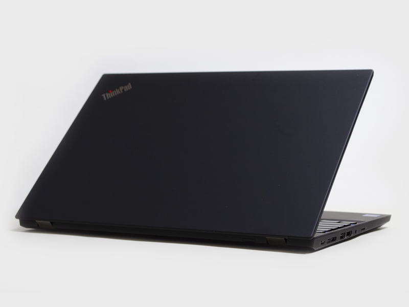 斜め後ろから。なにも変わらないThinkPadテイスト