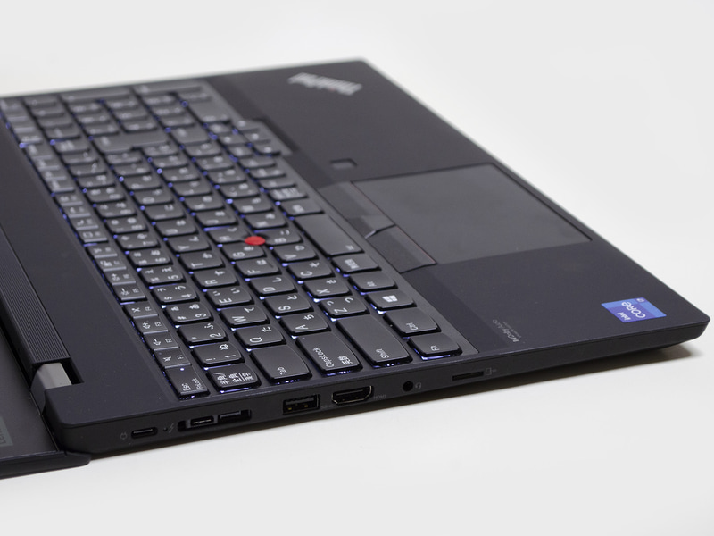 左側面Thunderbolt 4、Dockコネクタ兼のThunderbolt 4、USB 3.0、HDMI、音声入出力、microSDカードスロット