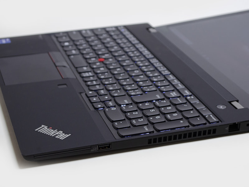 右側面。ロックポート、Gigabit Ethernet、USB 3.0