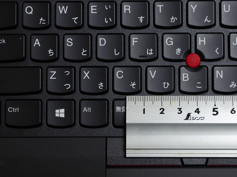 キーピッチ。実測で約19mm。右上[-]、[^]、[¥]、手前右の[ひらがな]、[Alt]、[PrtSc]、[Ctrl]キーのピッチが狭いのは気になる
