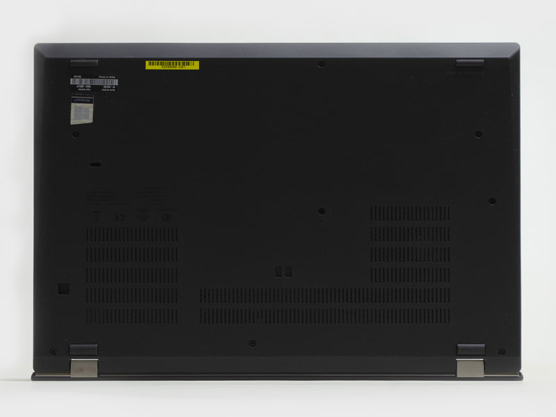 底面。内部へアクセスできる小さいパネルなどはない。四隅にゴム足。同じ高さなので手前へは傾かない