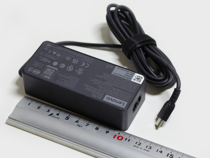 ACアダプタのサイズ約108×47×30mm(同)、重量249g、出力5V/2A、9V/2A、15V/3A、20V/3.25A(65W)