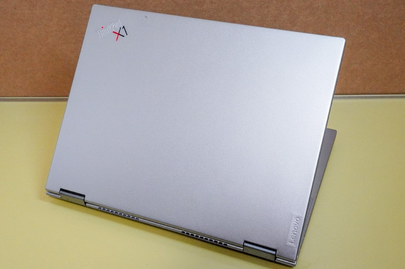 ThinkPad X1 Titaniumは天板がチタン素材を利用しており、しっとり感のある素材の良さが生きている