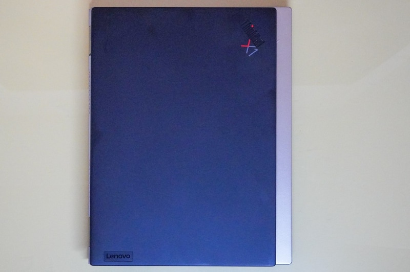 ThinkPad X1 Nano(上)と底面サイズ比較