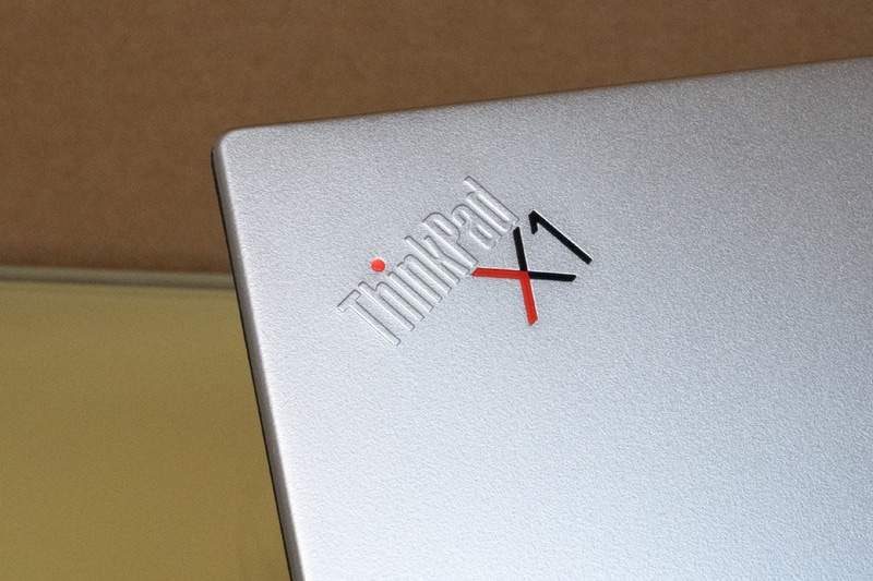 ThinkPadのロゴ、表面処理がチタンらしさをイメージしたものであることがわかる