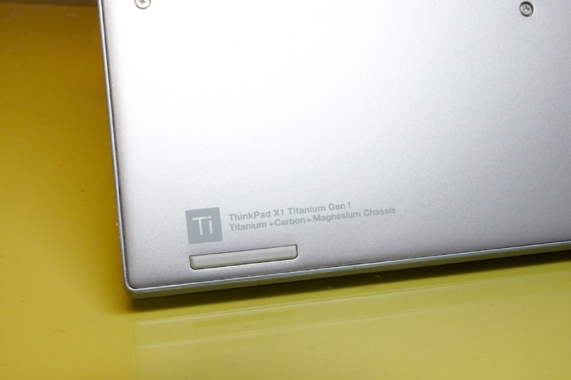 底面はアルミニウム素材だが、Titaniumのロゴが入っているが、D面はマグネシウム＋アルミニウムの合金。製品名に世代名はまだ入っていないがここの表記はThinkPad X1 Titanium Gen 1となっている