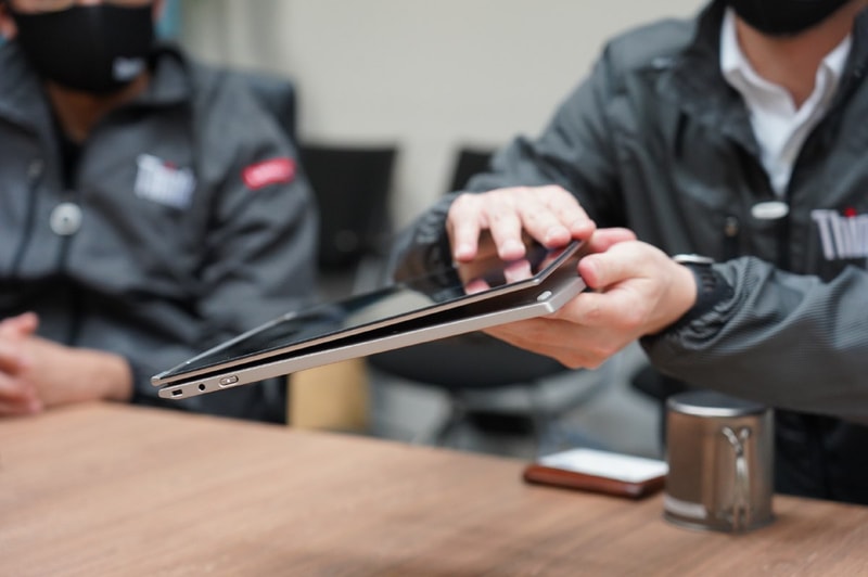 360度ヒンジを回転させてタブレットモードにするとタブレットっぽい塊になる