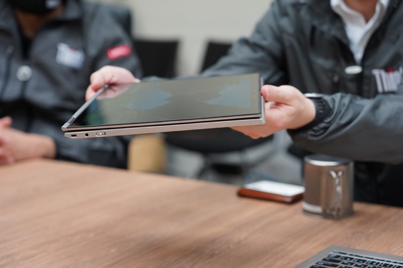 360度ヒンジを回転させてタブレットモードにするとタブレットっぽい塊になる