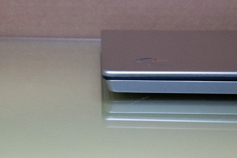 クラムシェルモードでディスプレイを閉じたところ、システム側に首上から首下まで一体のデザインになっていることがわかる