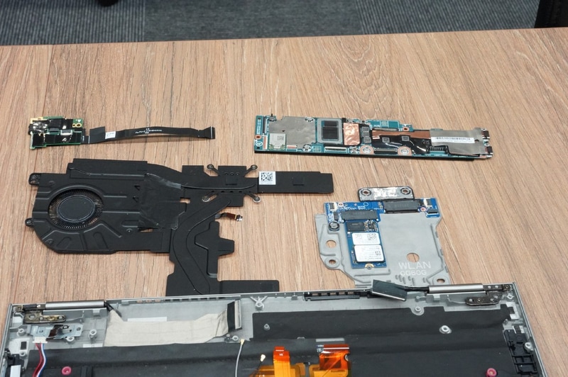 左の黒いの銅板でパッシブクーリングの役割を果たしている、システムボードの下にあるのがM.2のサブボードでささっている側がSSD、空いている側がWWANカードになる。WWANは5GとLTEから選択できる