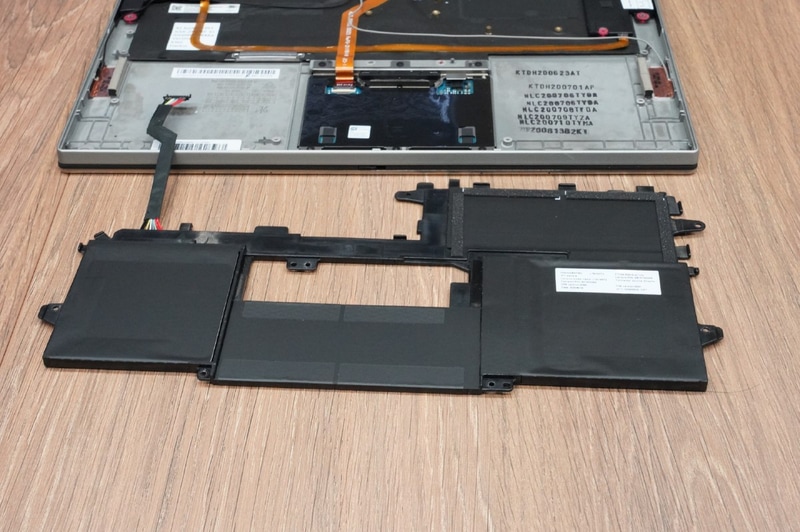 バッテリ、ちょうどタッチパッドの基板が来る部分は空いている。またタッチパッドと重なる部分はバッテリのセルが薄いモノが採用されていることがわかる