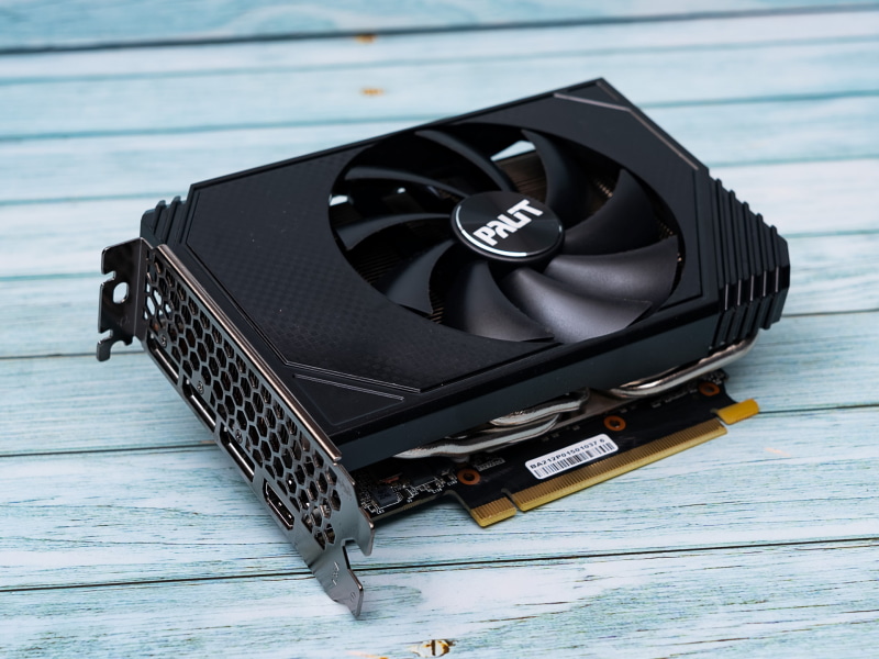 評価機ではPalitのショートサイズのカードが装着されていた