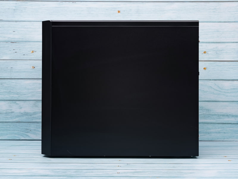 サイズ的に扱いやすく、机の上に設置しても圧迫感はない