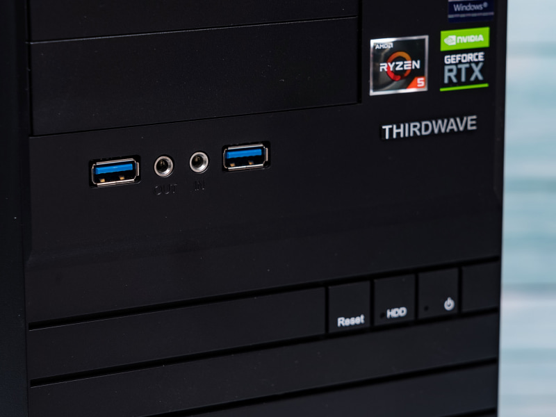 前面端子は、2基のUSB 3.0、ヘッドフォン、マイクを装備する