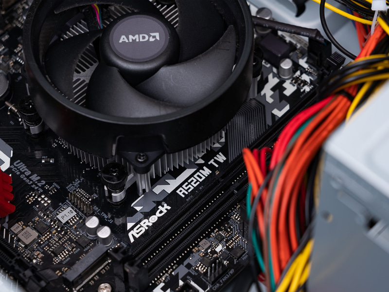 マザーボードのチップセットは、AMD A520チップセットだ