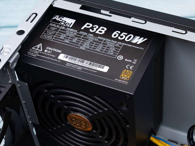 電源容量は650W。変換効率が高い電源であることを示す80PLUS Bronze認証を取得している。BTOでは750W電源を選ぶことができ、メーカーも指定できる