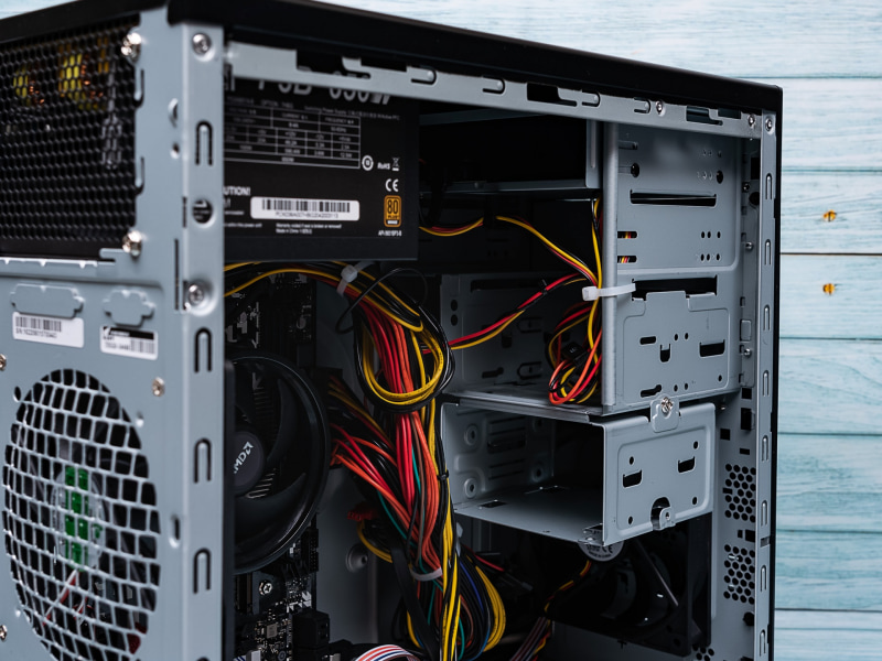 ドライブベイは5インチベイ、3.5インチベイ、3.5インチベイがそれぞれ2基ずつあり、拡張性も十分だ。標準では5インチベイが1基使われている