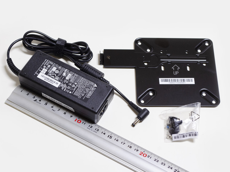 付属品。ACアダプタ(サイズ約125×45×28mm、重量238g、出力19.5V/4.62A)、VESAマウンタ