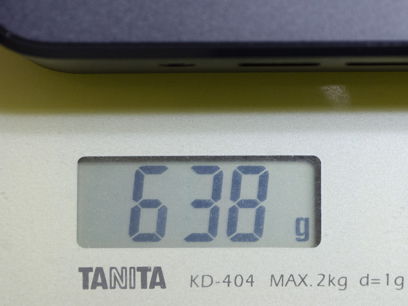 重量は実測で638g。仕様の約1kgより随分軽い