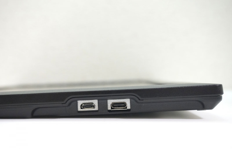 インターフェイスは映像入力端子と電力供給を兼ねるType-Cと、電源供給用のMicro USBを1基ずつ装備