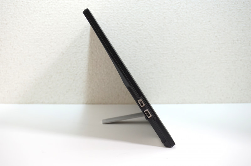 このように背面のスタンドの角度を変更できる。左が15度、右が35度