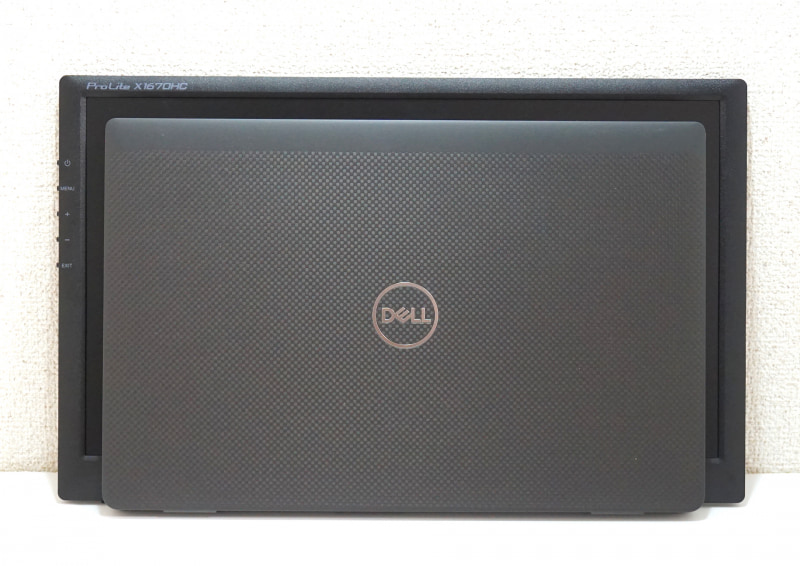 14型の「Latitude 7420」の下にProLite X1670HCを置いたところ。おおむねこのパネルサイズのノートPCよりも一回り大きいサイズ感と考えてよい