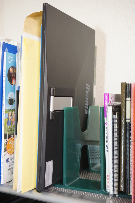 使わないときは本棚などに挿し込んで片付けてしまうことも可能