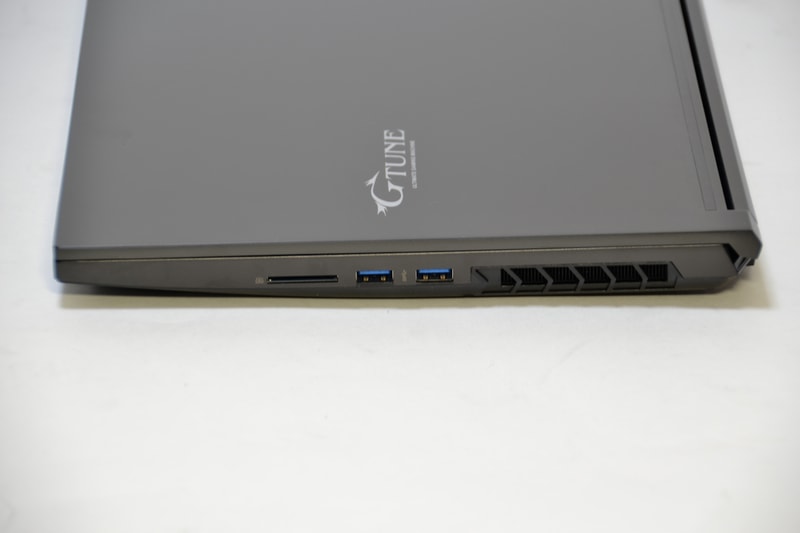 右側面はUSB 3.0×2、SDカードスロット