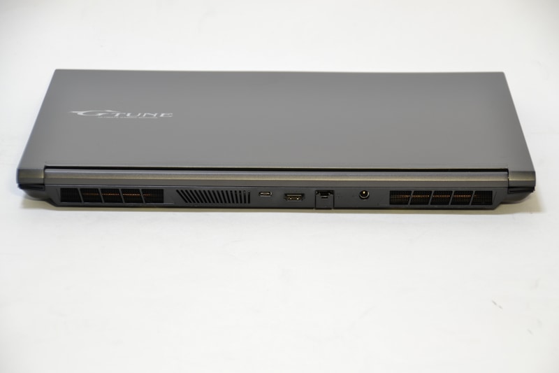 背面は電源端子、2.5GBASE-T有線LANポート、HDMI、USB 3.1 Type-C