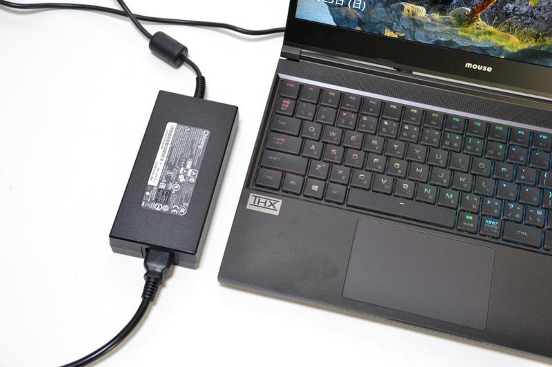 ACアダプタは230W出力。本体と同程度の厚み