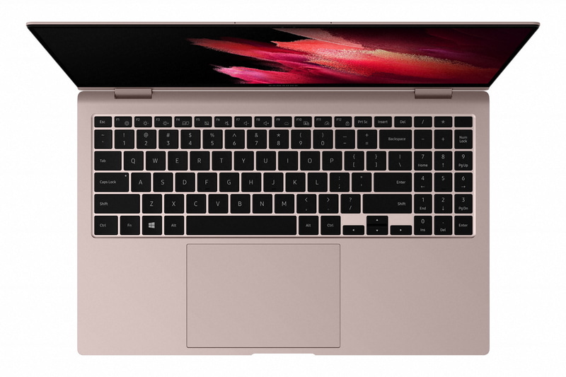 キーボードはこちらもPro Keyboardを採用するが、テンキーを搭載する点が異なる