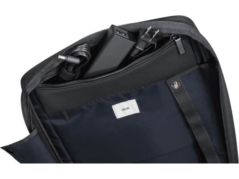 内装生地には勝色をあしらった