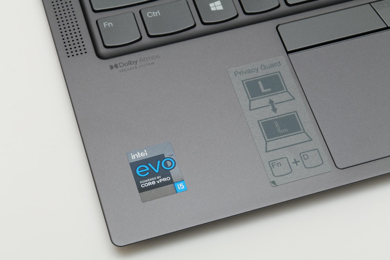 パームレスト部には、処理性能、Wi-Fi速度、バッテリ駆動時間、グラフィックス(Intel Iris Xe Graphics、狭額縁)、レジューム速度、インターフェイス(Thunderbolt 4)ほかIntelが設けた基準をクリアしていることを示す「Intel Evoプラットフォーム」のシールが貼られている