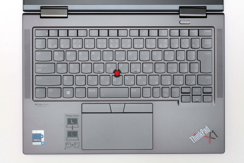 キーボード面。旧モデルの指紋認証センサーはパームレストに設置されていたが、今回はキーボード右奥に電源ボタン一体型指紋認証センサーを配置。またキーボード左右の特等席にDolby Atmos採用のステレオスピーカーが内蔵されている
