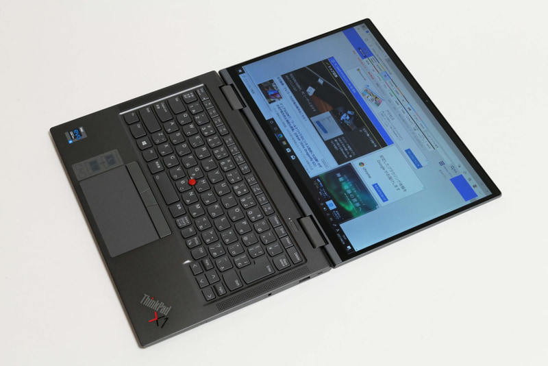 これは対面で一緒に画面を見ながら操作できるThinkPad伝統のスタイル