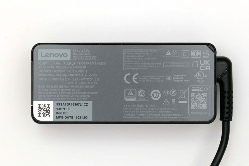 ACアダプタの型番は「ADLX45YLC2D」。仕様は入力100～240V/1.3A、出力20V/2.25A、15V/3A、9V/2A、5V/2A、容量45W