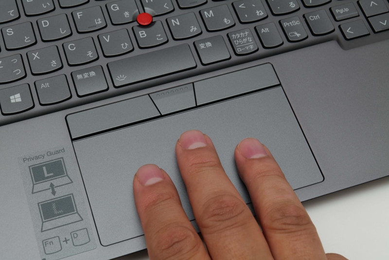 画面比率の変更にともないタッチパッドは大型化。実測110×57mmのスペースが確保されており、3本指ジェスチャーなども容易だ