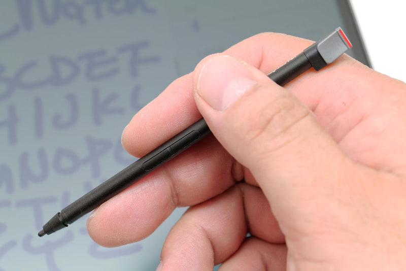 ThinkPad Pen Proにはイレイザーボタンと右クリックボタンを用意。ペンスロットに挿入すれば、約15秒で80%、約5分で100%充電される