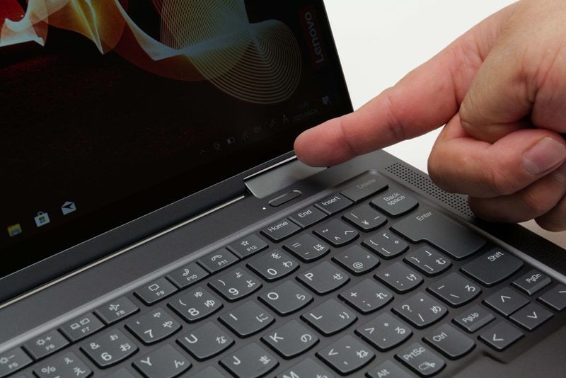 指紋認証センサー一体型電源ボタンは、電源オフの状態からでもワンプッシュで指紋を読み取り、Windows 10にログインできる。2度押しする必要はない