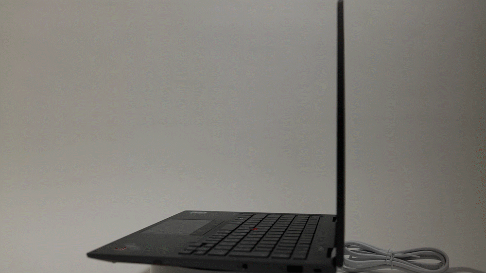 Think Privacy Guardをオフの状態で回転台に乗せてみた。どのぐらいの角度まで視認性が保たれるか一目瞭然だ